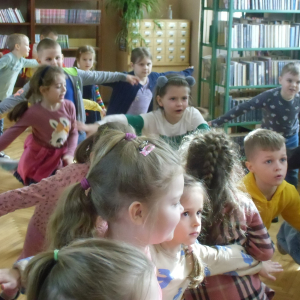 W bibliotece. Grupa dzieci podczas zabawy.