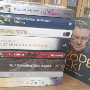 Stos książek ustawionych poziomo, grzbietem do przodu.