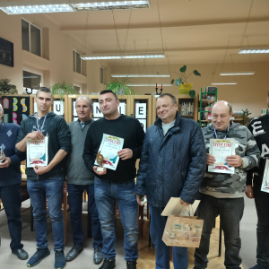 W bibliotece. Uczestnicy Turnieju Szachowego ustawili się do wspólnego zdjęcia. 