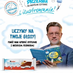 Jasny plakat, na nim narysowane chmurki, napisy w niebieskim i czarnym kolorze. Na plakacie zamieszczona grafika Kinder Mlecznej Kanapki oraz wizerunek pisarza, który trzyma książkę.