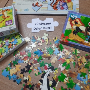 Na stoliku rozłożone puzzle.