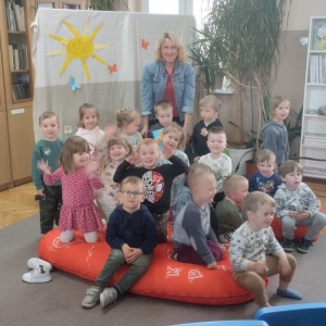 W bibliotece. Grupa dzieci ustawiła się do wspólnego zdjęcia.