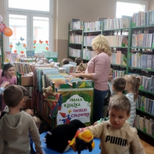 W bibliotece. Grupa dzieci przegląda książki