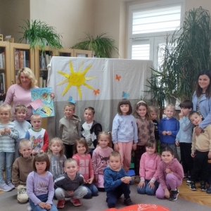 W bibliotece. Grupa dzieci ustawiła się do wspólnego zdjęcia.