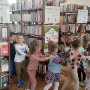 W bibliotece. Dzieci bawią się w tzw. węża i zwiedzaja bibliotekę.