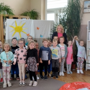 W bibliotece. Grupa dzieci ustawiła się do wspólnego zdjęcia.