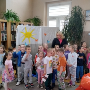 W bibliotece. Grupa dzieci ustawiła się do wspólnego zdjęcia.