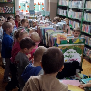 W bibliotece. Grupa dzieci przegląda książki.
