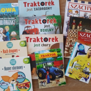 Na stoliku ułożone książki.