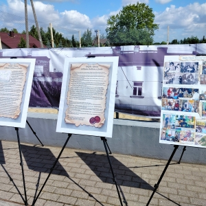 W plenerze ustawione trzy tablice opisujące historię biblioteki.