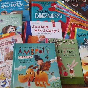 W bibliotece. Na stoliku ułożone książki. 