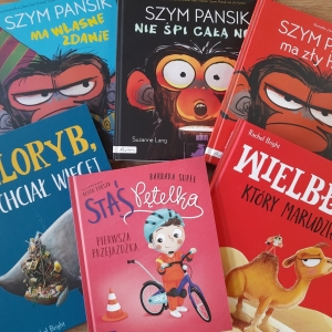 W bibliotece. Na stoliku ułożone książki.