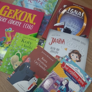 W bibliotece. Na stoliku ułożone książki.