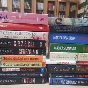 W bibliotece. Na stoliku ułożone książki.