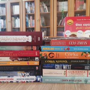 W bibliotece. Na stoliku ułożone książki.