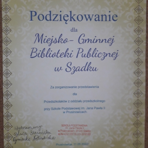 Podziękowanie dla biblioteki za zorganizowanie przedstawienia dla przedszkolaków. Napisy w kolorze niebieskim na zielono-biało-brązowym tle.