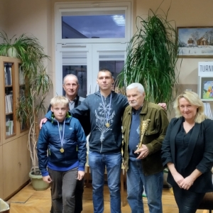  Uczestnicy turnieju szachowego ustawili się do wspólnego zdjęcia.