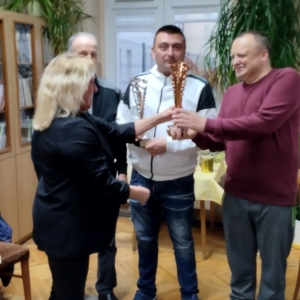 W bibliotece. Uczestnicy turnieju szachowego otrzymują puchary.