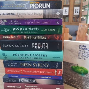 W bibliotece. Na stoliku ułożone książki.