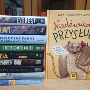 W bibliotece. Na stoliku ułożone książki.