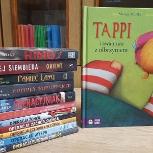 W bibliotece. Na stoliku ułożone książki.