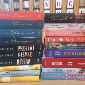 W bibliotece. Na stoliku ułożone książki.