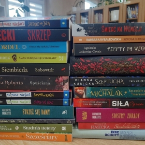 W bibliotece. Na stoliku ułożone książki.