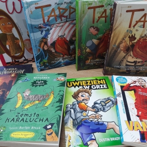 W bibliotece. Na stoliku ułożone książki.