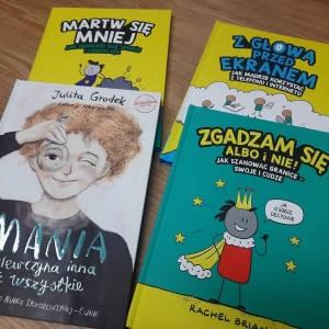 W bibliotece. Na stoliku ułożone książki.