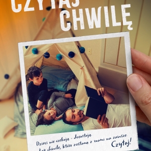 Plakat zachecający do czytania książek dzieciom. Mężczyzna trzyma książkę, dwoje dzieci patrzy na niego. 