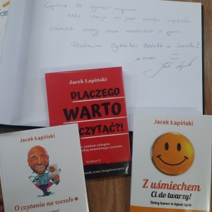 Na stoliku ułożone książki.