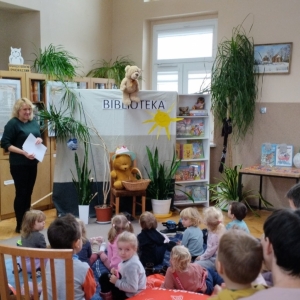 W bibliotece. Grupa dzieci ogląda teatrzyk.