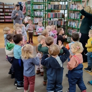 W bibliotece. Grupa dzieci podczas zabawy ruchowej.