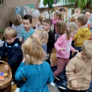 W bibliotece. Grupa dzieci podczas zabawy ruchowej.