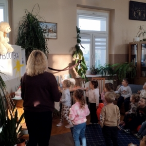 W bibliotece. Grupa dzieci ogląda teatrzyk.