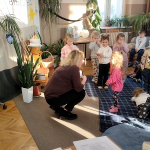 W bibliotece. Grupa dzieci podczas zabawy ruchowej.