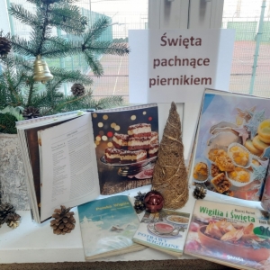 Na parapecie ustawione książki o tematyce kulinarnej.