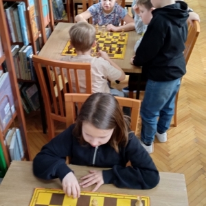 W bibliotece. Dzieci grają w gry planszowe.