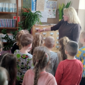 Grupa dzieci zwiedza bibliotekę.