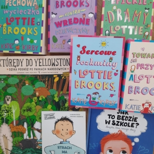 W bibliotece. Na stoliku ułożone książki. 