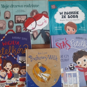 W bibliotece. Na stoliku ułożone książki.