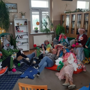 W bibliotece. Grupa przebranych osób pozuje do zdjęcia.