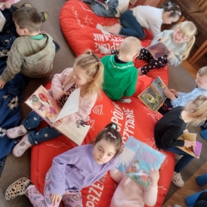 W bibliotece. Grupa dzieci przegląda książki.