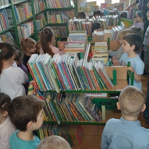 W bibliotece. Grupa dzieci przegląda książki.