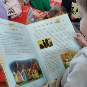 W bibliotece. Grupa dzieci przegląda książki.