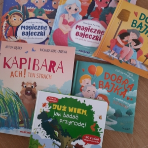 W bibliotece. Na stoliku ułożone książki.