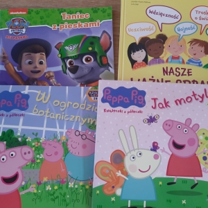 W bibliotece. Na stoliku ułożone książki.