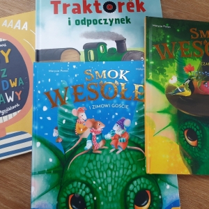 W bibliotece. Na stoliku ułożone książki.