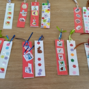 W bibliotece. Na stoliku ułożone zakładki do książek.