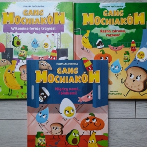 W bibliotece. Na stoliku ułożone książki. 